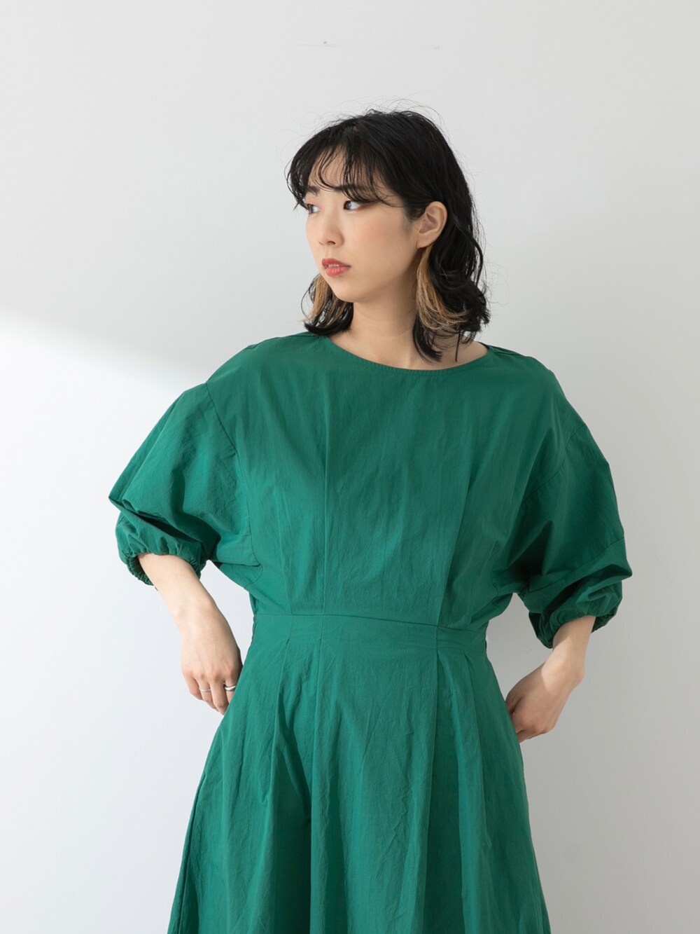 グリーン系のワンピース、イエロー系のサンダル、イエロー系のその他を着用したレディースの春コーディネートの3枚目の写真