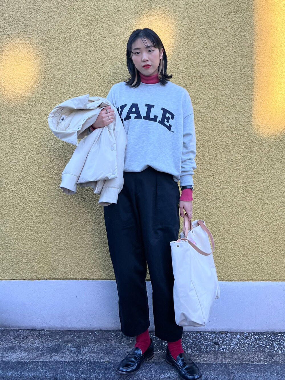 グレー系のスウェット、ピンク系のニット/セーター、ホワイト系のジャケット/アウターを着用したレディースの春コーディネートの2枚目の写真