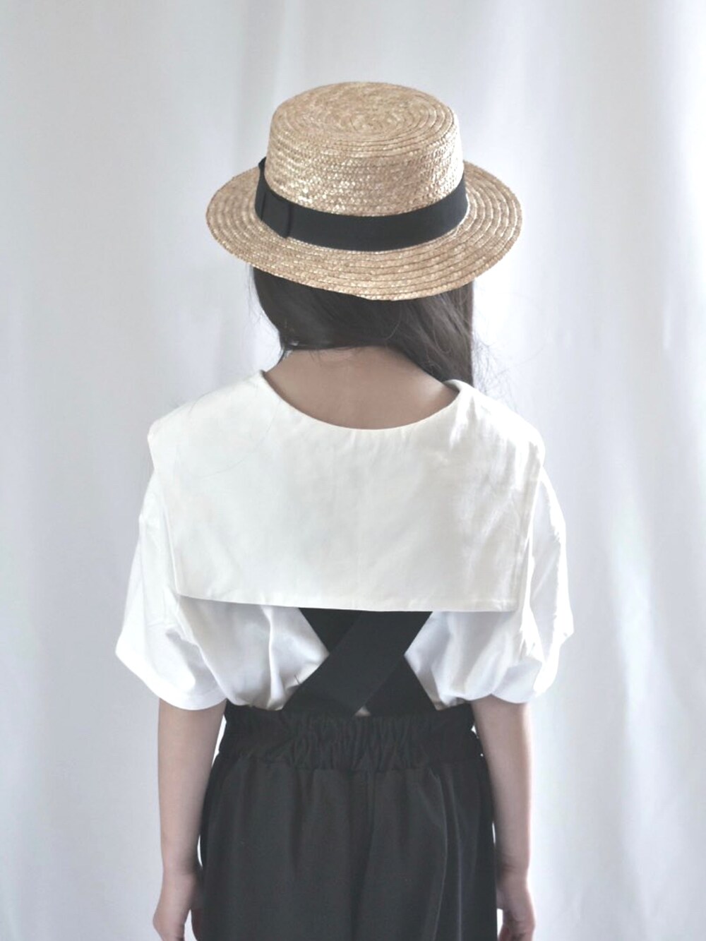 ホワイト系のTシャツ/カットソー、ブラック系のサロペット/オーバーオールを着用したキッズの夏コーディネートの3枚目の写真