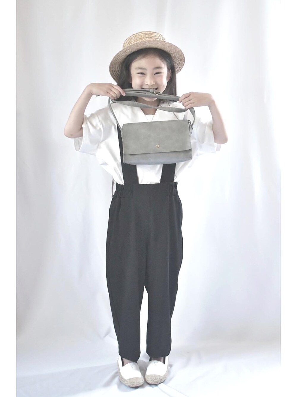 ホワイト系のTシャツ/カットソー、ブラック系のサロペット/オーバーオールを着用したキッズの夏コーディネートの2枚目の写真