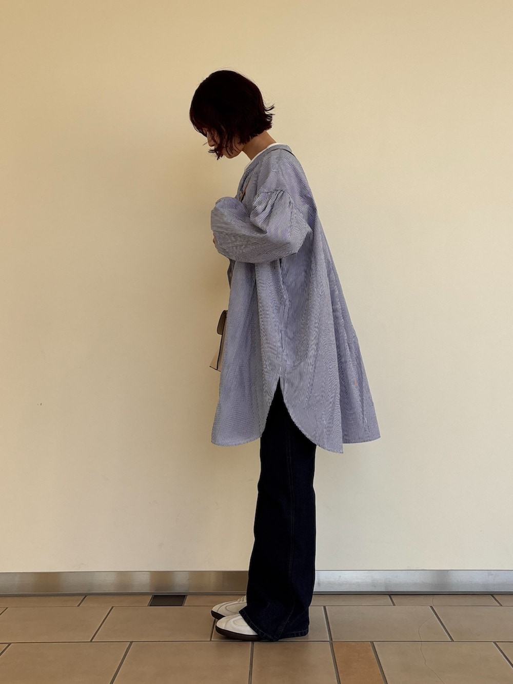 ブルー系のシャツ/ブラウス、ホワイト系のTシャツ/カットソー、ブルー系のデニムパンツを着用したレディースの春コーディネートの3枚目の写真