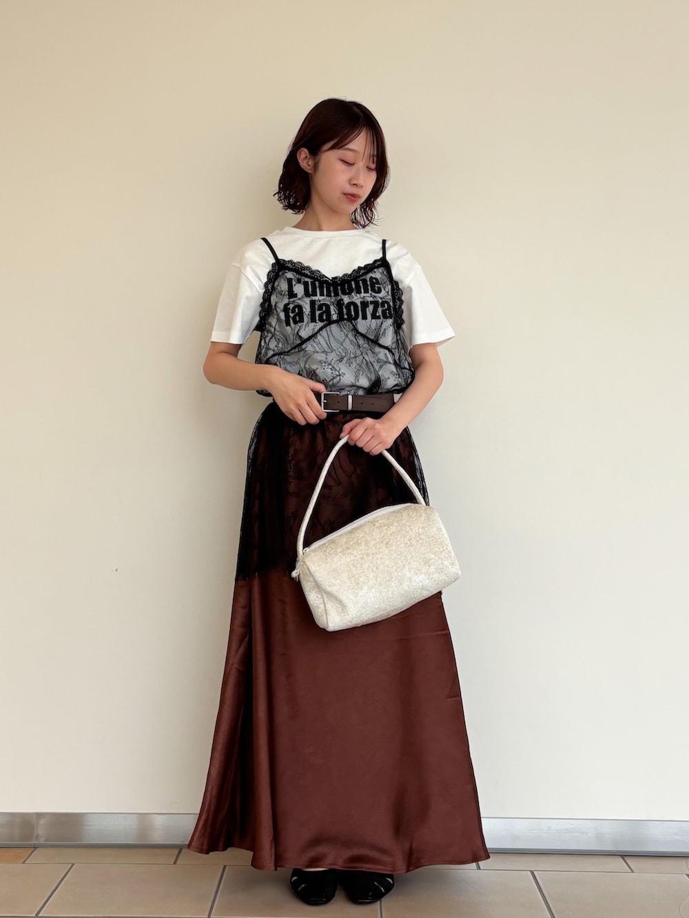 ホワイト系のTシャツ/カットソー、ブラック系のキャミソール、ブラウン系のスカートを着用したレディースの夏コーディネートの5枚目の写真