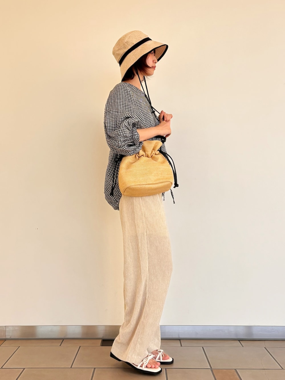 ベージュ系のその他パンツ、その他のシャツ/ブラウス、ホワイト系のサンダルを着用したレディースの夏コーディネートの2枚目の写真