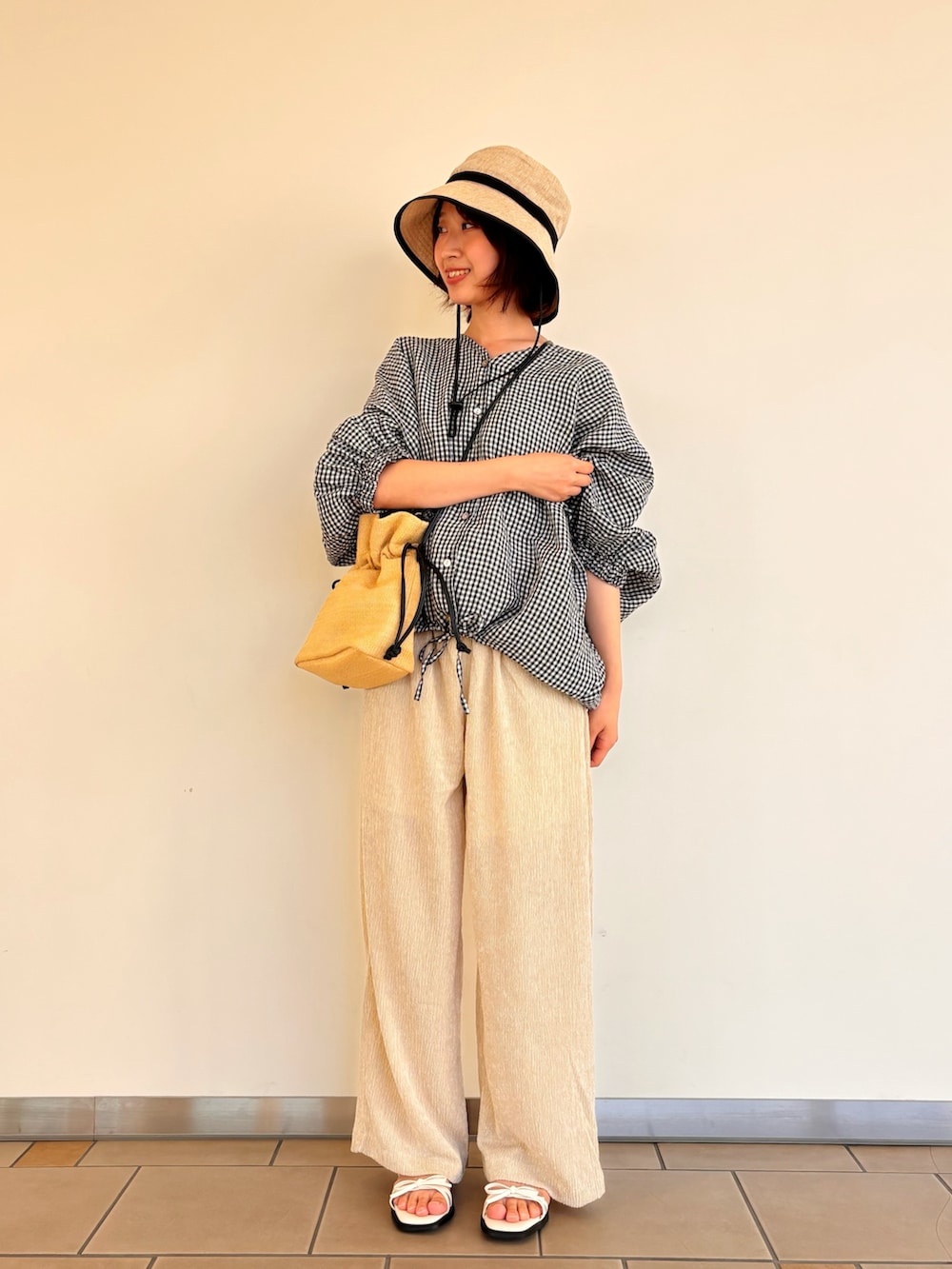 ベージュ系のその他パンツ、その他のシャツ/ブラウス、ホワイト系のサンダルを着用したレディースの夏コーディネートの5枚目の写真