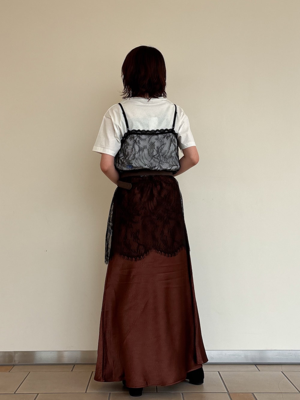 ホワイト系のTシャツ/カットソー、ブラック系のキャミソール、ブラウン系のスカートを着用したレディースの夏コーディネートの4枚目の写真