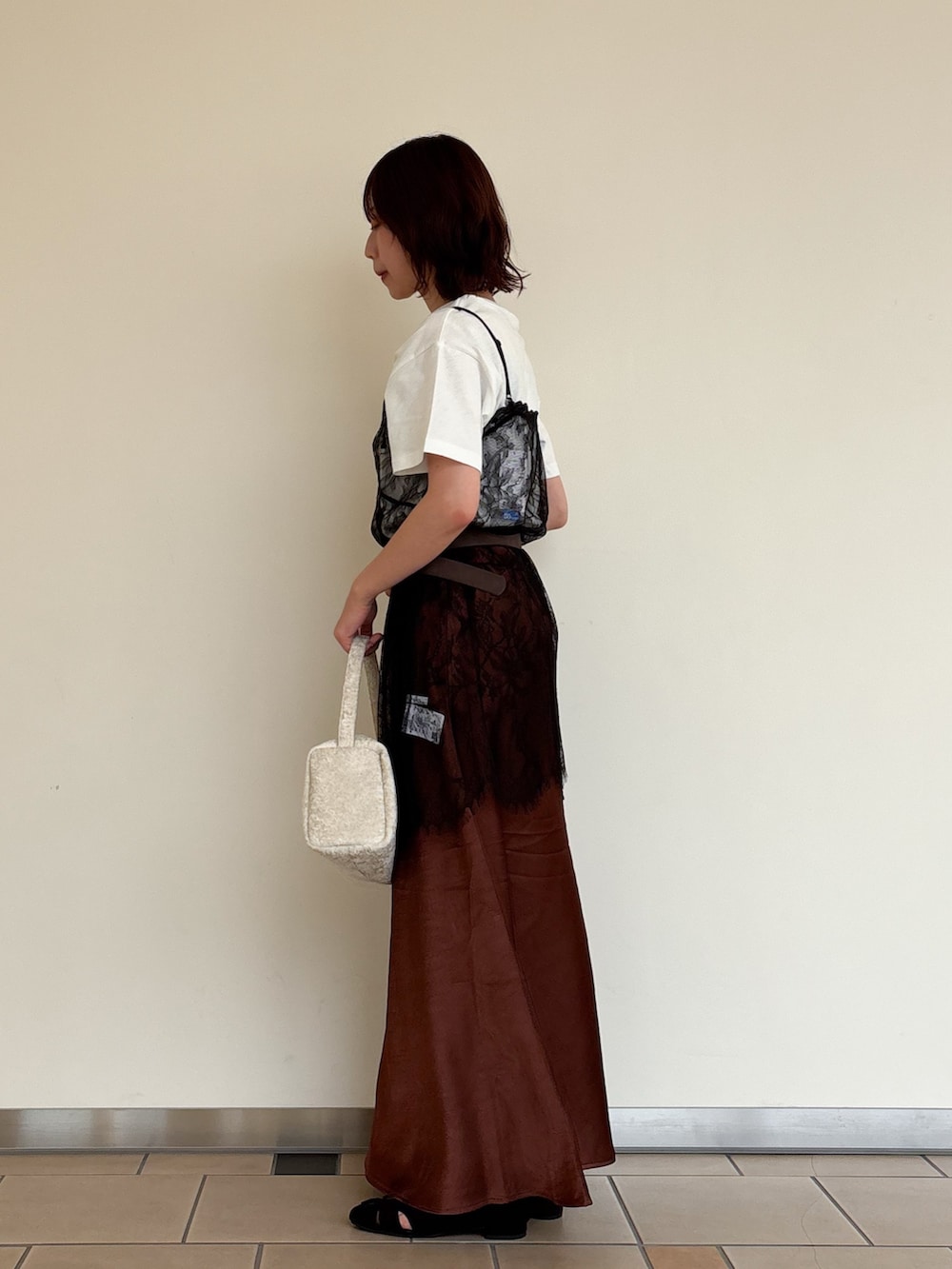 ホワイト系のTシャツ/カットソー、ブラック系のキャミソール、ブラウン系のスカートを着用したレディースの夏コーディネートの3枚目の写真