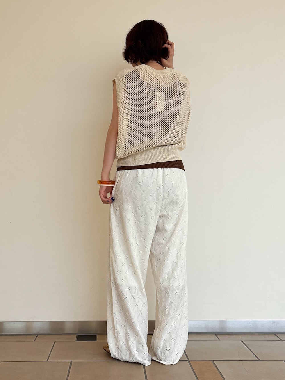 ベージュ系のパンプス、ホワイト系のその他パンツ、ブラウン系のバングル/リストバンドを着用したレディースの夏コーディネートの4枚目の写真