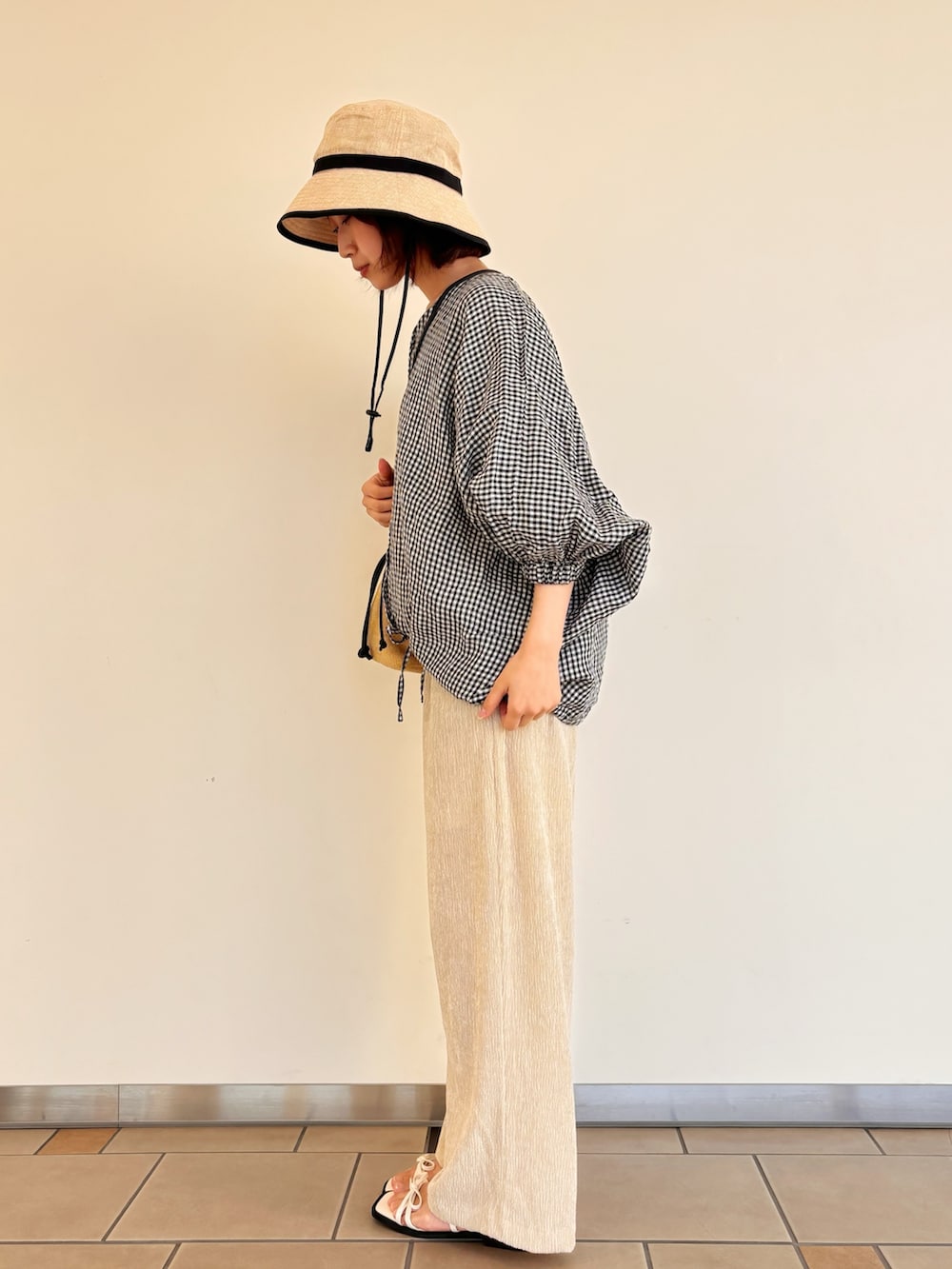 ベージュ系のその他パンツ、その他のシャツ/ブラウス、ホワイト系のサンダルを着用したレディースの夏コーディネートの3枚目の写真