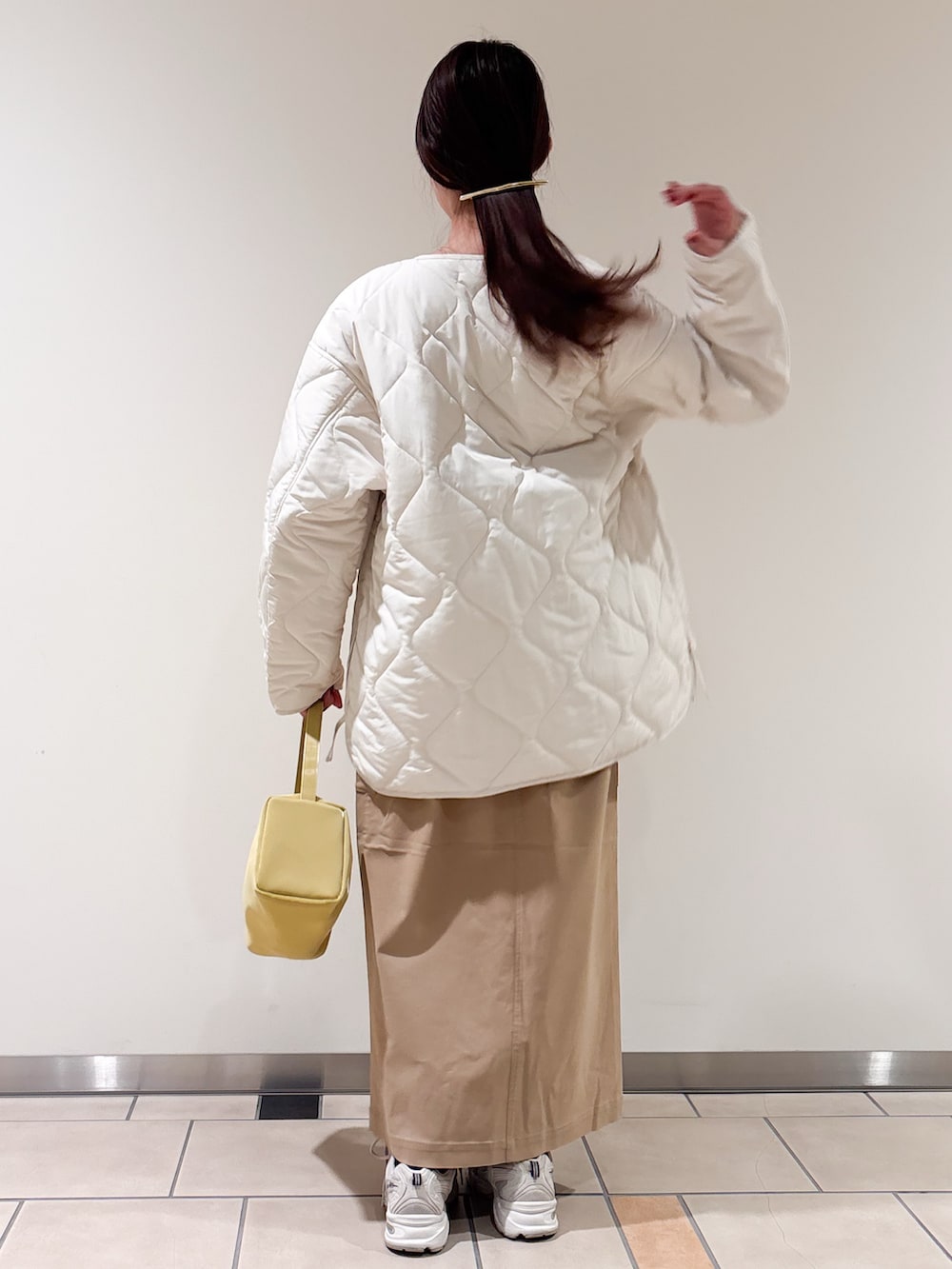 ホワイト系のブルゾン、ベージュ系のスカート、ピンク系のニット/セーターを着用したレディースの冬コーディネートの3枚目の写真