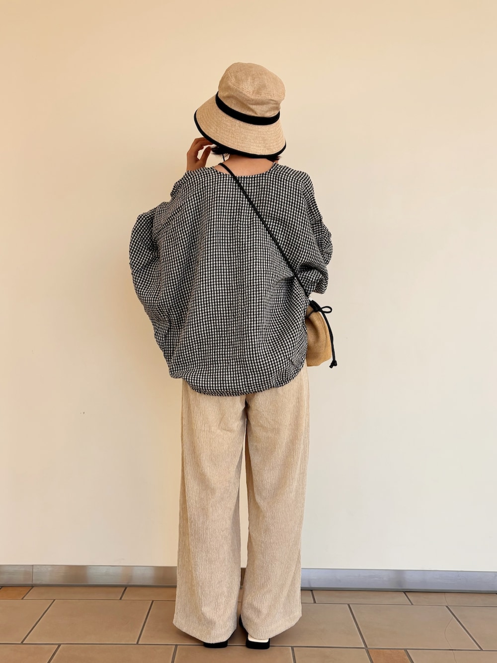 ベージュ系のその他パンツ、その他のシャツ/ブラウス、ホワイト系のサンダルを着用したレディースの夏コーディネートの4枚目の写真