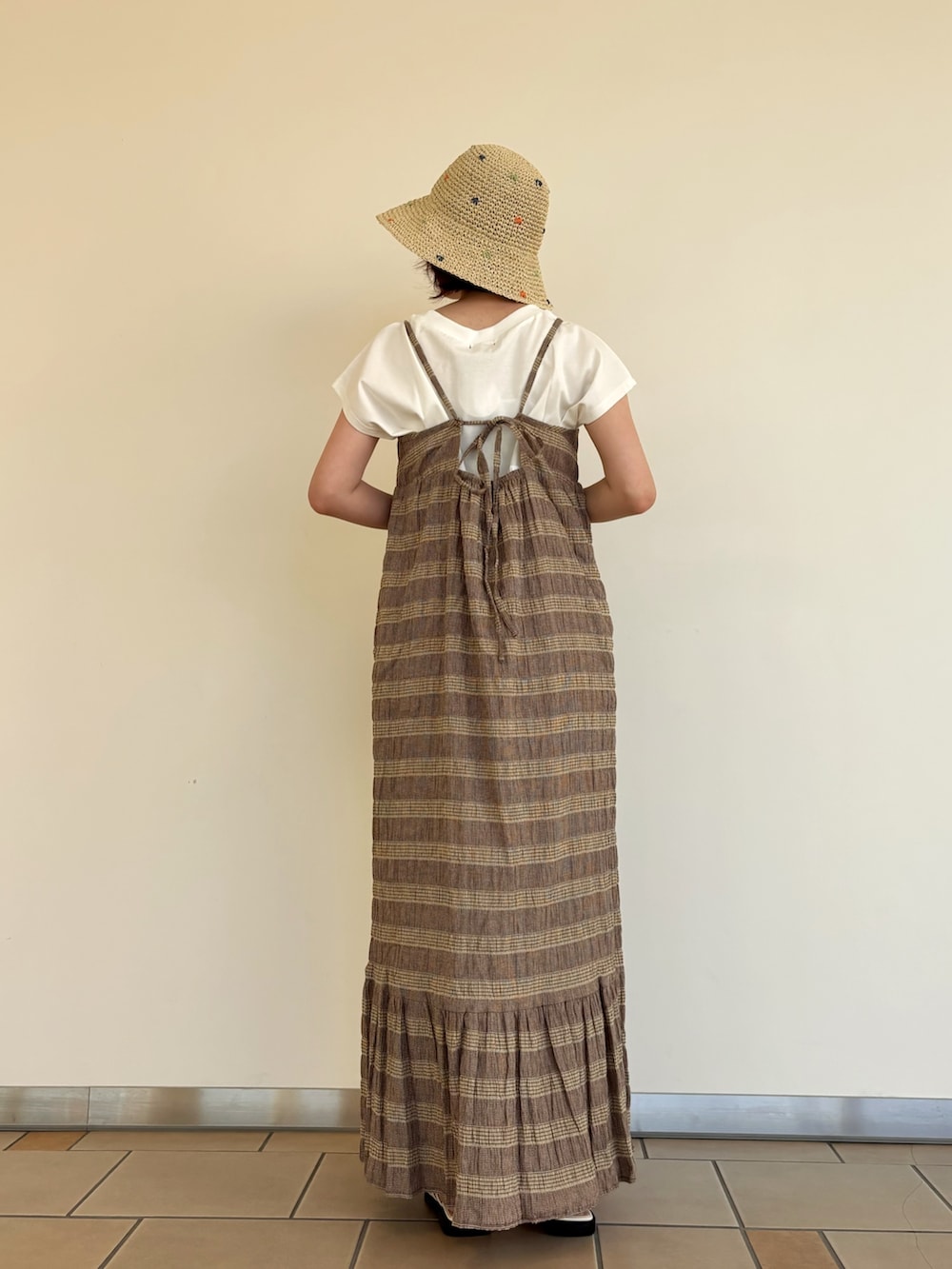 ホワイト系のTシャツ/カットソー、ブラウン系のワンピース、ブラウン系のトートバッグを着用したレディースの夏コーディネートの4枚目の写真