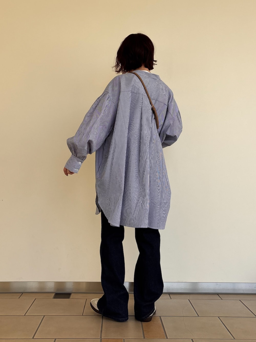 ブルー系のシャツ/ブラウス、ホワイト系のTシャツ/カットソー、ブルー系のデニムパンツを着用したレディースの春コーディネートの4枚目の写真