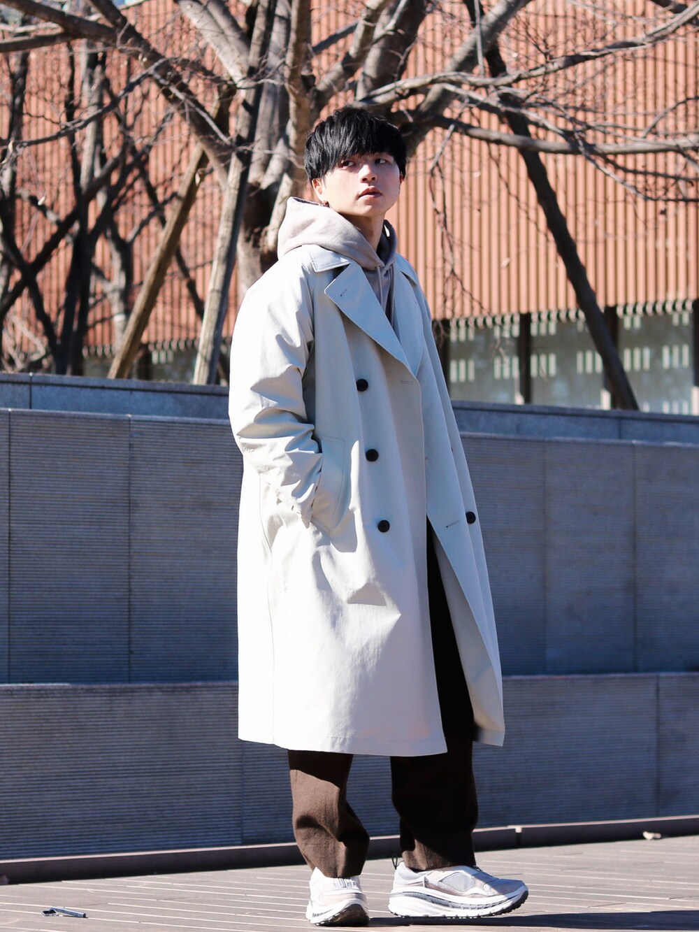 ベージュ系のジャケット/アウター、グレー系のスニーカーを着用したメンズの冬コーディネートの2枚目の写真