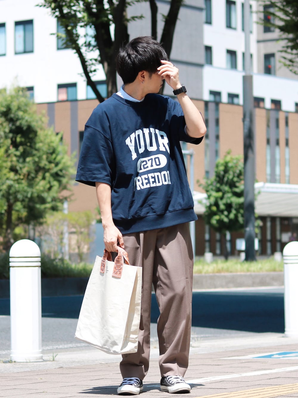 「きれいめカジュアル、夏セールで買いました、スクエアバッグ、夏だ!Tシャツ着よう!、シンプルコーデ、ロゴT」|「PUEBCOのVINTAGE SLING BELT RECTANGLE BAG(トートバッグ、オレンジ系)」を使った、GPさん(メンズ・163cm)の夏コーディネートの2枚目の写真