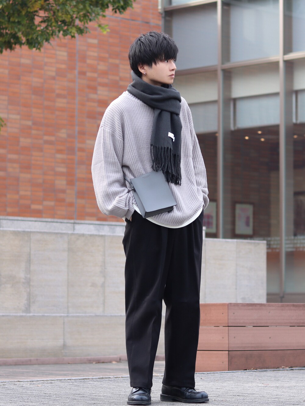ブラック系のその他パンツ、グレー系のニット/セーター、グレー系のショルダーバッグを着用したメンズの秋コーディネートの2枚目の写真