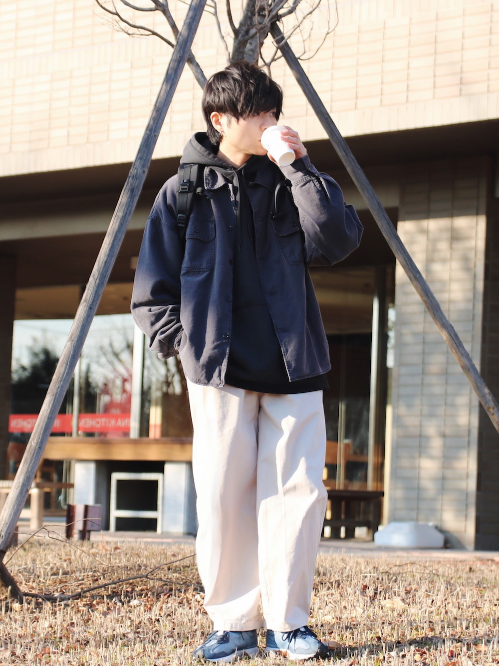 ブラック系のパーカー、グレー系のジャケット/アウター、ベージュ系のその他パンツを着用したメンズの冬コーディネートの3枚目の写真