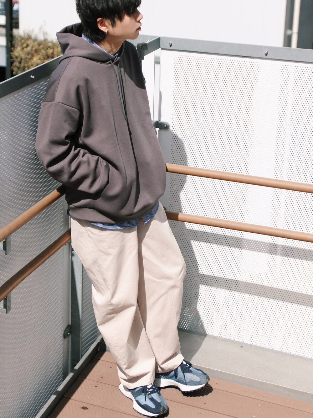 ブルー系のシャツ/ブラウス、ベージュ系のその他パンツ、ブルー系のスニーカーを着用したメンズの春コーディネートの3枚目の写真