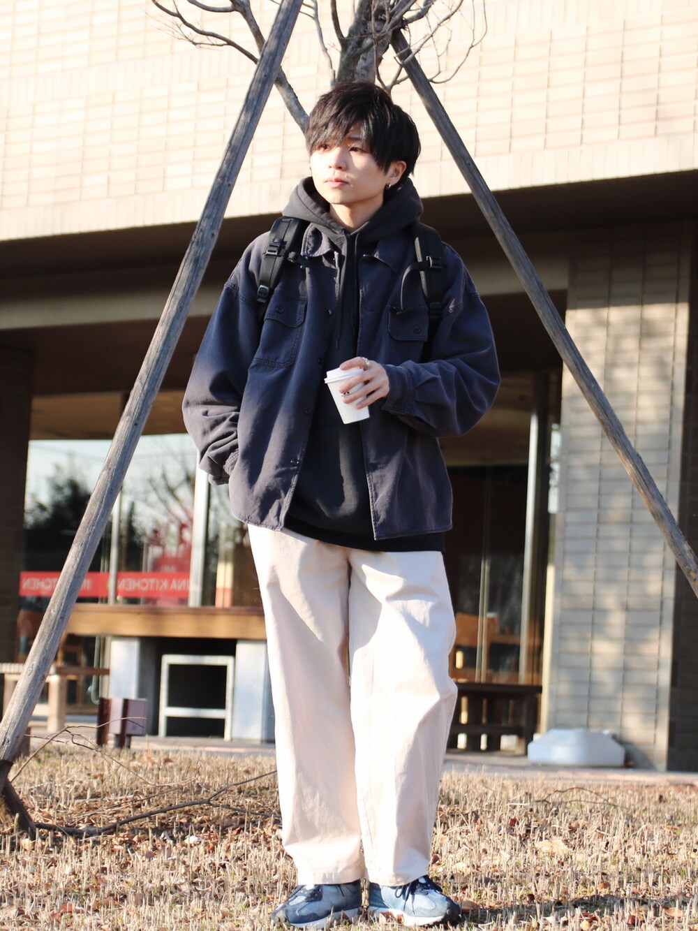 ブラック系のパーカー、グレー系のジャケット/アウター、ベージュ系のその他パンツを着用したメンズの冬コーディネートの2枚目の写真