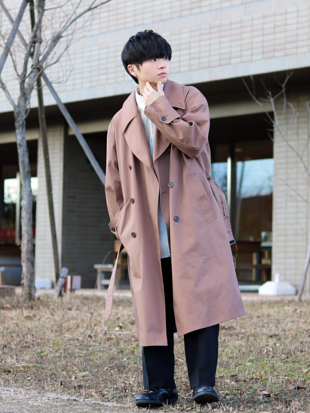 ブラウン系のその他アウター、ブラック系のスラックス、その他のシャツ/ブラウスを着用したメンズの冬コーディネートの2枚目の写真