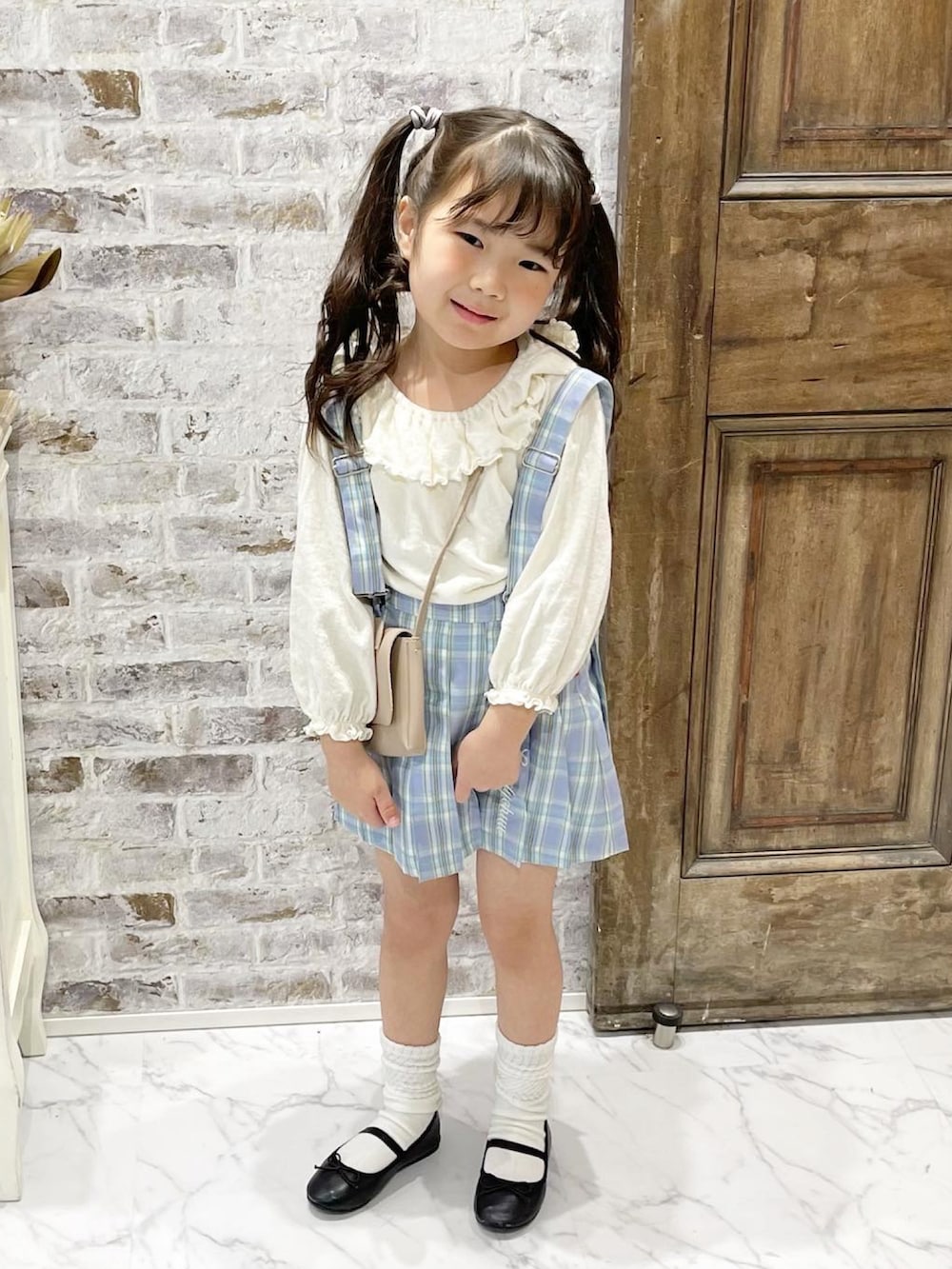 「candychuu、Candychuuスペシャルアンバサダー、チェックスカート、春服、パステル映える春、春コーデ、バレエシューズ、ルーズソックス、プチプラ」｜「3coinsのアイテム（ショルダーバッグ、ベージュ系）」を使った、KAEDE🍁さん（キッズ・100cm）の春コーディネートの2枚目の写真