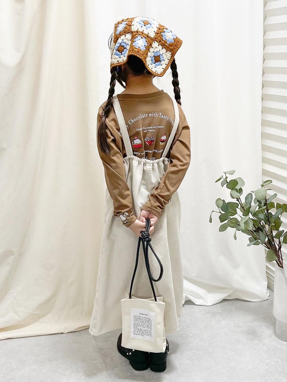 「casselini、プチプラ、casselinikids、しまむら、シンプルコーデ、candychuu、maisonvert、クロシェ、三角巾、淡色コーデ、ジャンパースカート、秋冬コーデ、カジュアルコーデ、ヘアバンド、レイヤードスタイル」|「しまむらのアイテム(ジャンパースカート、ホワイト系)」を使った、KAEDE🍁さん(キッズ・100cm)の秋コーディネートの2枚目の写真