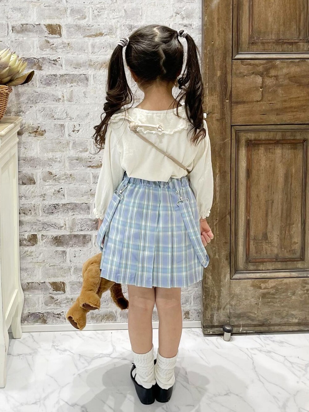 「candychuu、Candychuuスペシャルアンバサダー、チェックスカート、春服、パステル映える春、春コーデ、バレエシューズ、ルーズソックス、プチプラ」｜「3coinsのアイテム（ショルダーバッグ、ベージュ系）」を使った、KAEDE🍁さん（キッズ・100cm）の春コーディネートの3枚目の写真