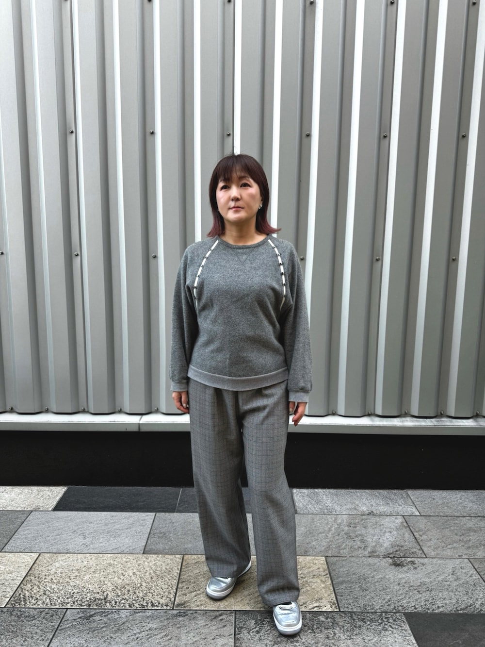「大人カジュアル、オトナ女子、40代ファッション、50代ファッション、低身長、休日スタイル、休日コーデ、冬コーデ、ワントーンコーデ、ダッフルコート、NIKE AIR FORCE、ニット、スニーカー、冬アウター、ショルダーバッグ」｜「HYKEのアイテム（ダッフルコート、ブラック系）」を使った、Naoさん（レディース・155cm）の冬コーディネートの2枚目の写真