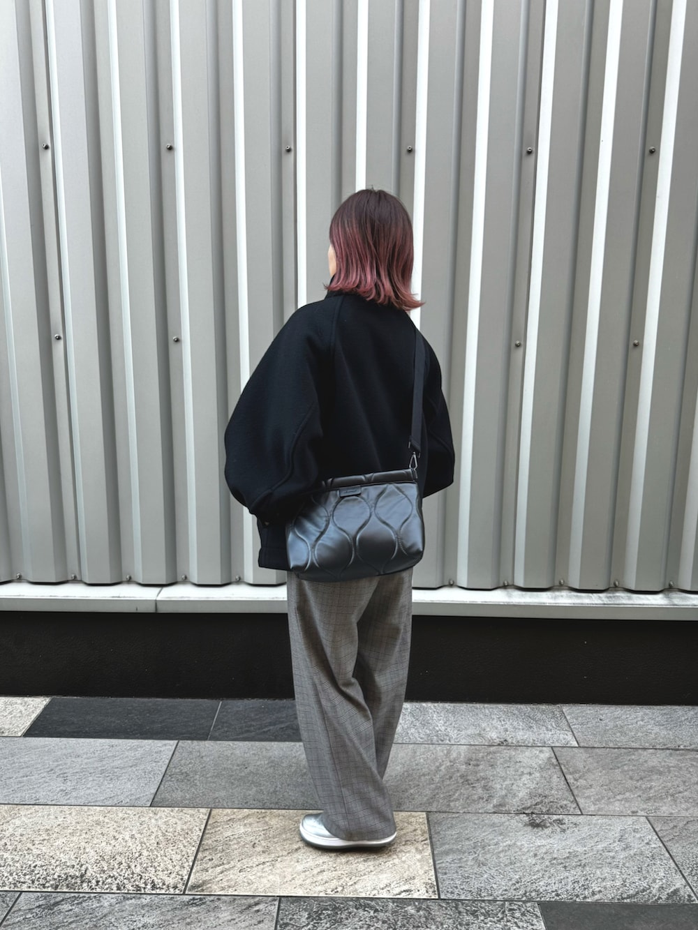 「大人カジュアル、オトナ女子、40代ファッション、50代ファッション、低身長、休日スタイル、休日コーデ、冬コーデ、ワントーンコーデ、ダッフルコート、NIKE AIR FORCE、ニット、スニーカー、冬アウター、ショルダーバッグ」｜「HYKEのアイテム（ダッフルコート、ブラック系）」を使った、Naoさん（レディース・155cm）の冬コーディネートの3枚目の写真