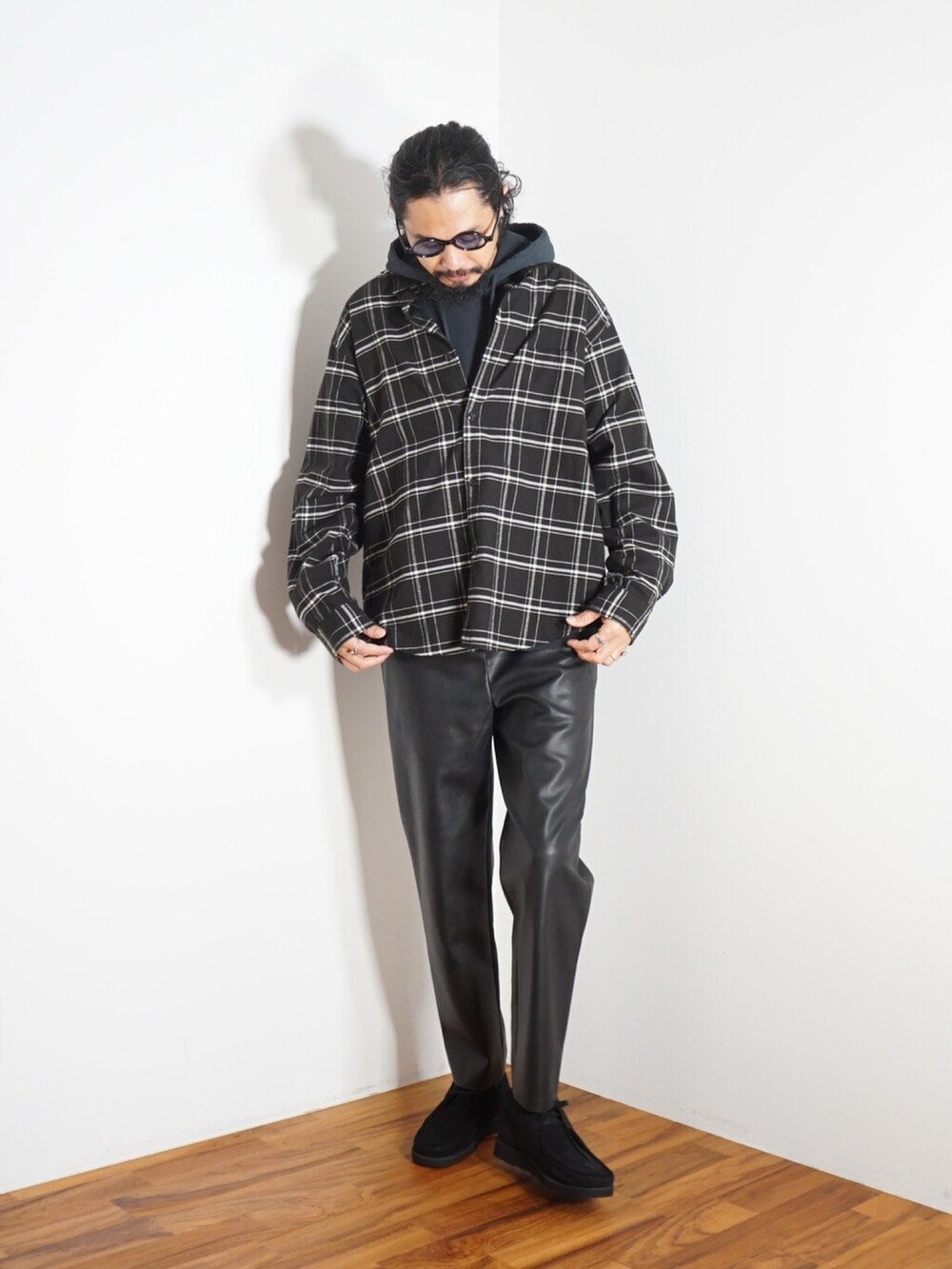 ブラック系のブーツを着用したメンズの秋コーディネートの2枚目の写真