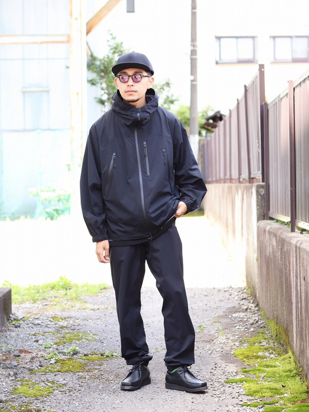 ブラック系のTシャツ/カットソー、ブラック系のその他パンツを着用したメンズの夏コーディネートの4枚目の写真