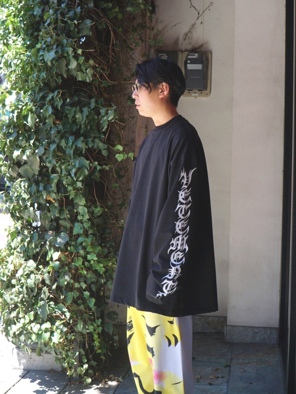 ブラック系のTシャツ/カットソーを着用したメンズの秋コーディネートの2枚目の写真