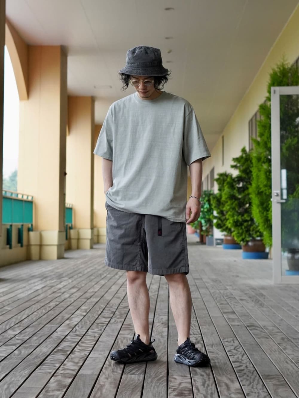 「orslow、ハーフパンツ、GRAMICCI、バケットハット、無地T、HOKAONEONE、JULIUS TART OPTICAL、WP、REMI RELIEF NAVY LABEL、デニムっていいよね」｜「WPのWP / ダブリューピー：WPC BUCKET HAT：WP09-C01[WAX]（ハット、グレー系）」を使った、ARKnets STAFFさん（メンズ・170cm）の夏コーディネートの2枚目の写真