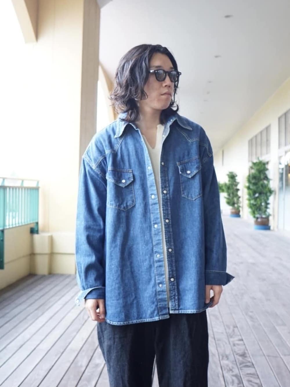 イエロー系のカーディガン/ボレロ、ブルー系のシャツ/ブラウス、ホワイト系のTシャツ/カットソーを着用したメンズの冬コーディネートの3枚目の写真