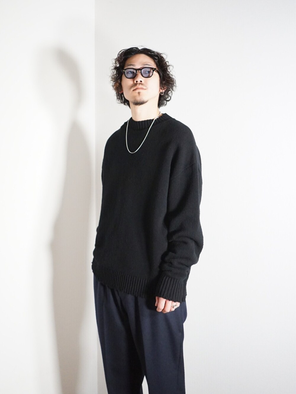 「シンプルスタイル、ニット、ラクチンコーデ、パンツスタイル、モノトーンコーデ、スウェット、モッズコート、ミリタリー、スラックス、ブーツ、marka」｜「markaのmarka / マーカ：MODS PARKA - wool×linen backsatin -：M22C-10CO01C[COR]（モッズコート、グリーン系）」を使った、ARKnets STAFFさん（メンズ・175cm）の冬コーディネートの3枚目の写真