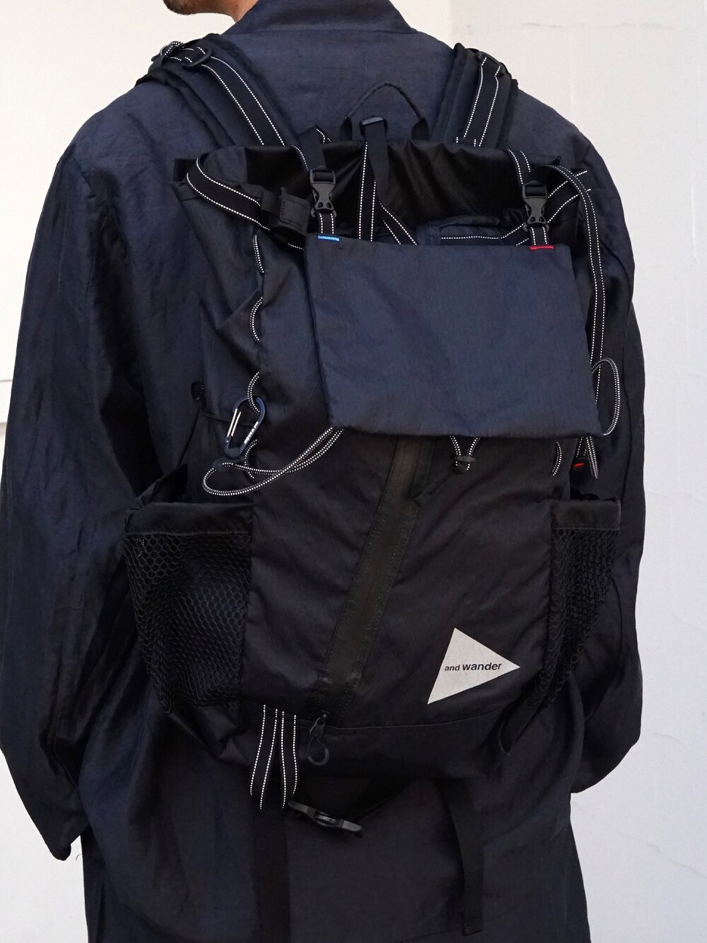 ピンク系のTシャツ/カットソー、グレー系のその他パンツを着用したメンズの春コーディネートの4枚目の写真