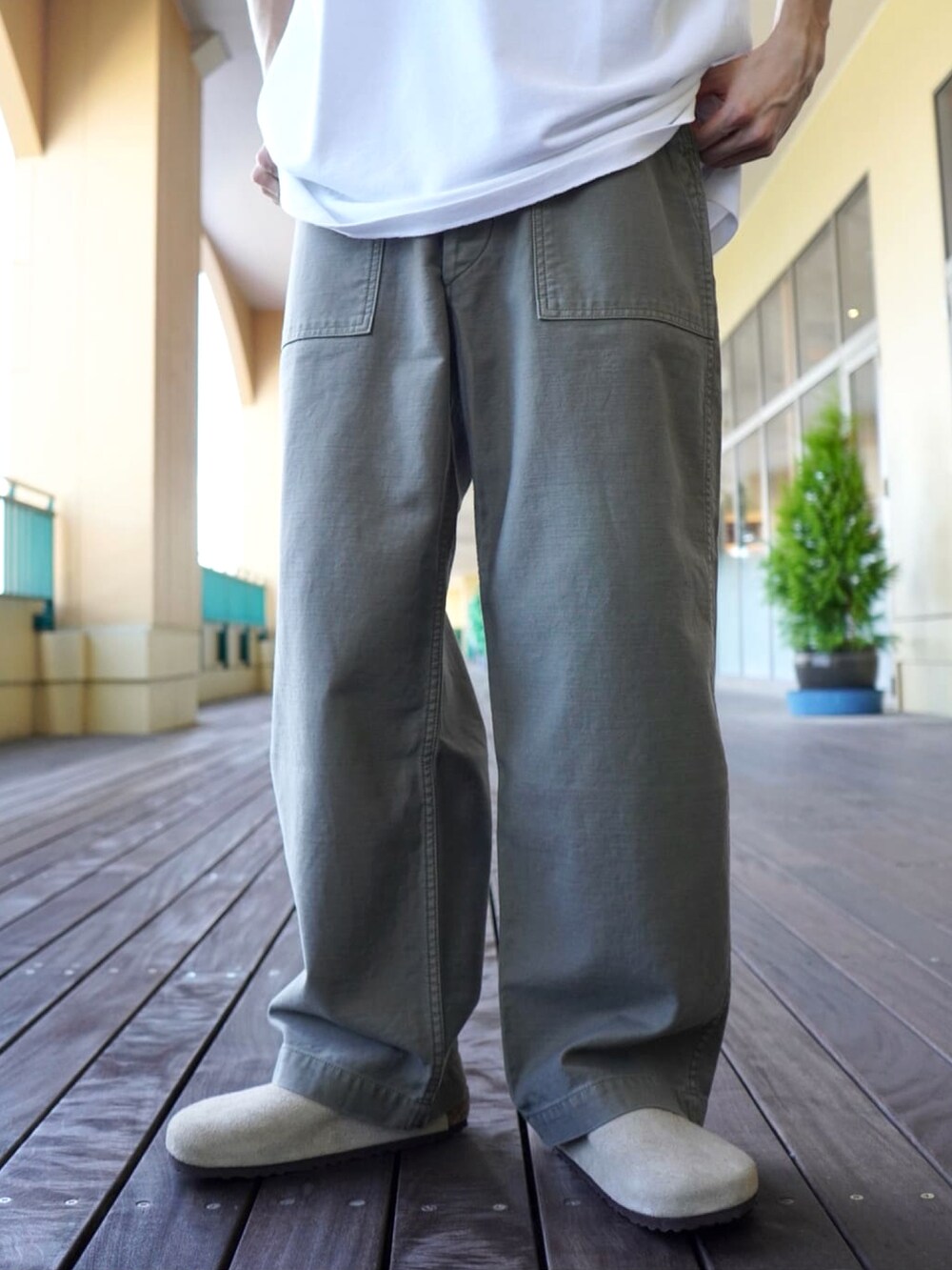 グリーン系のその他パンツ、グリーン系のその他パンツ、ベージュ系のサンダルを着用したメンズの夏コーディネートの5枚目の写真