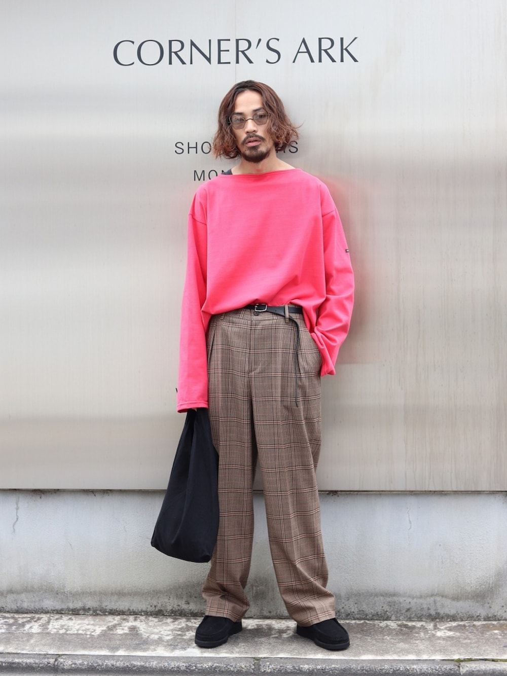 ピンク系のTシャツ/カットソー、グレー系のテーラードジャケット、その他のスラックスを着用したメンズの秋コーディネートの3枚目の写真