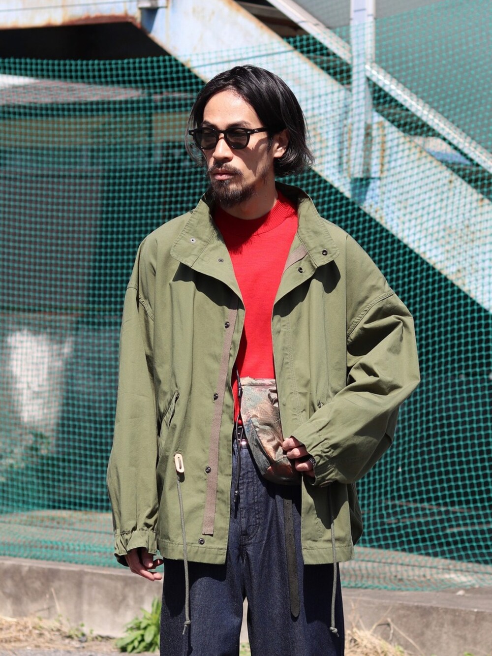 「休日スタイル、大人かわいい、春夏コーデ、ミリタリージャケット、デニムパンツ、marka」｜「markaのmarka / マーカ：SHORT MODS - organic cotton weather cloth -：M23A-01BL01C[COR]（ミリタリージャケット、グリーン系）」を使った、ARKnets STAFFさん（メンズ・175cm）の春コーディネートの2枚目の写真