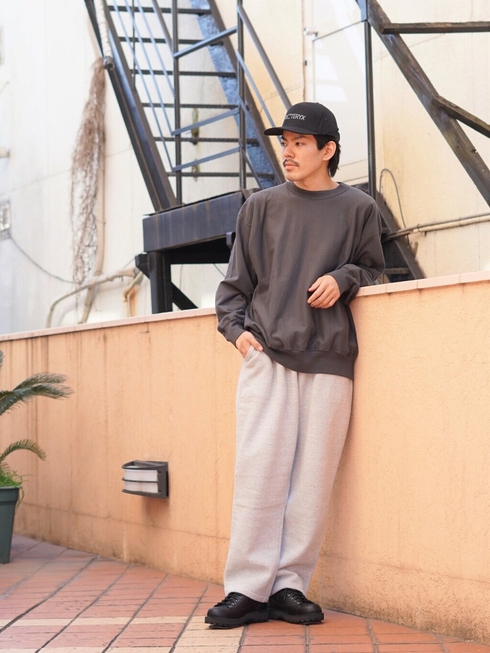 「スウェットパンツ、スウェット、ダウンベスト、REMI RELIEF、キャップ、CAP、ARC'TERYX、Danner、スウェットコーデ、REMI RELIEF NAVY LABEL」｜「ARC'TERYXのアイテム（キャップ、ブラック系）」を使った、ARKnets STAFFさん（メンズ・172cm）の冬コーディネートの3枚目の写真