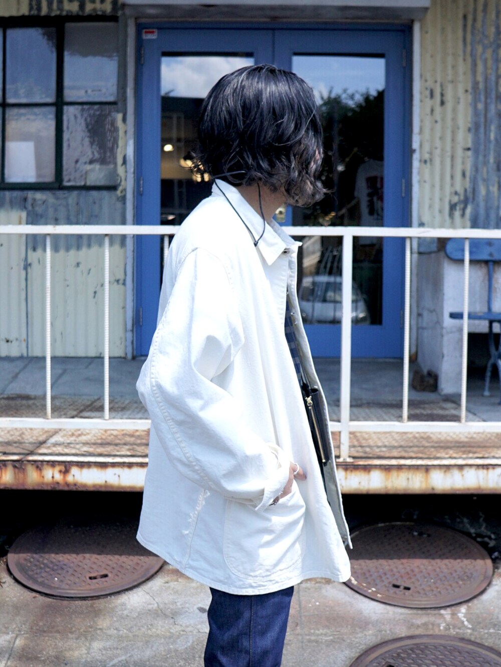 「オトナカジュアル、休日コーデ、シンプルコーデ、カジュアルコーデ、レイヤード、別注、カバーオール、orslow、Levis、AUBERGE、SLOW、converse、ARKnets、ホワイトデニム、デニム」｜「orSlowのOrslow / オアスロウ：【ONLY ARK】別注 1940'S COVERALL：ONLYARK-0-1011[STD]（デニムジャケット、ベージュ系）」を使った、ARKnets STAFFさん（メンズ・178cm）の春コーディネートの3枚目の写真
