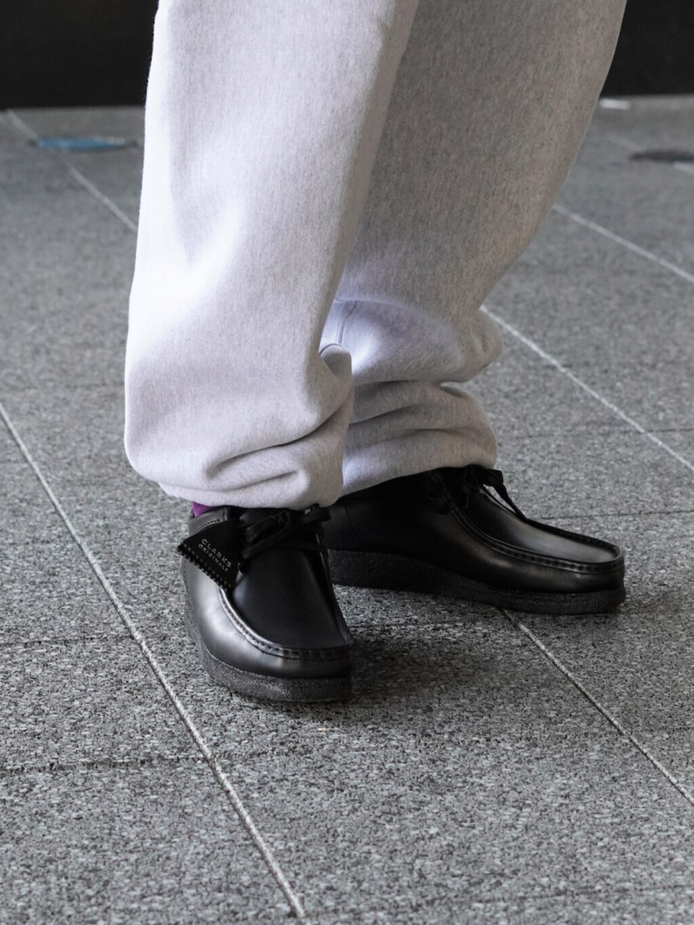「スウェットパンツ、スウェット、ブーツ、カジュアル、REMI RELIEF、パーカー、ローファー、デニムシャツ、ゆるコーデ、REMI RELIEF NAVY LABEL」｜「PORT BY ARKのアイテム（パーカー、ホワイト系）」を使った、ARKnets STAFFさん（メンズ・174cm）の春コーディネートの2枚目の写真