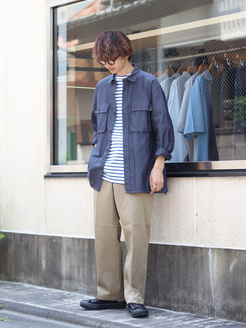 ホワイト系のTシャツ/カットソーを着用したメンズの夏コーディネートの3枚目の写真