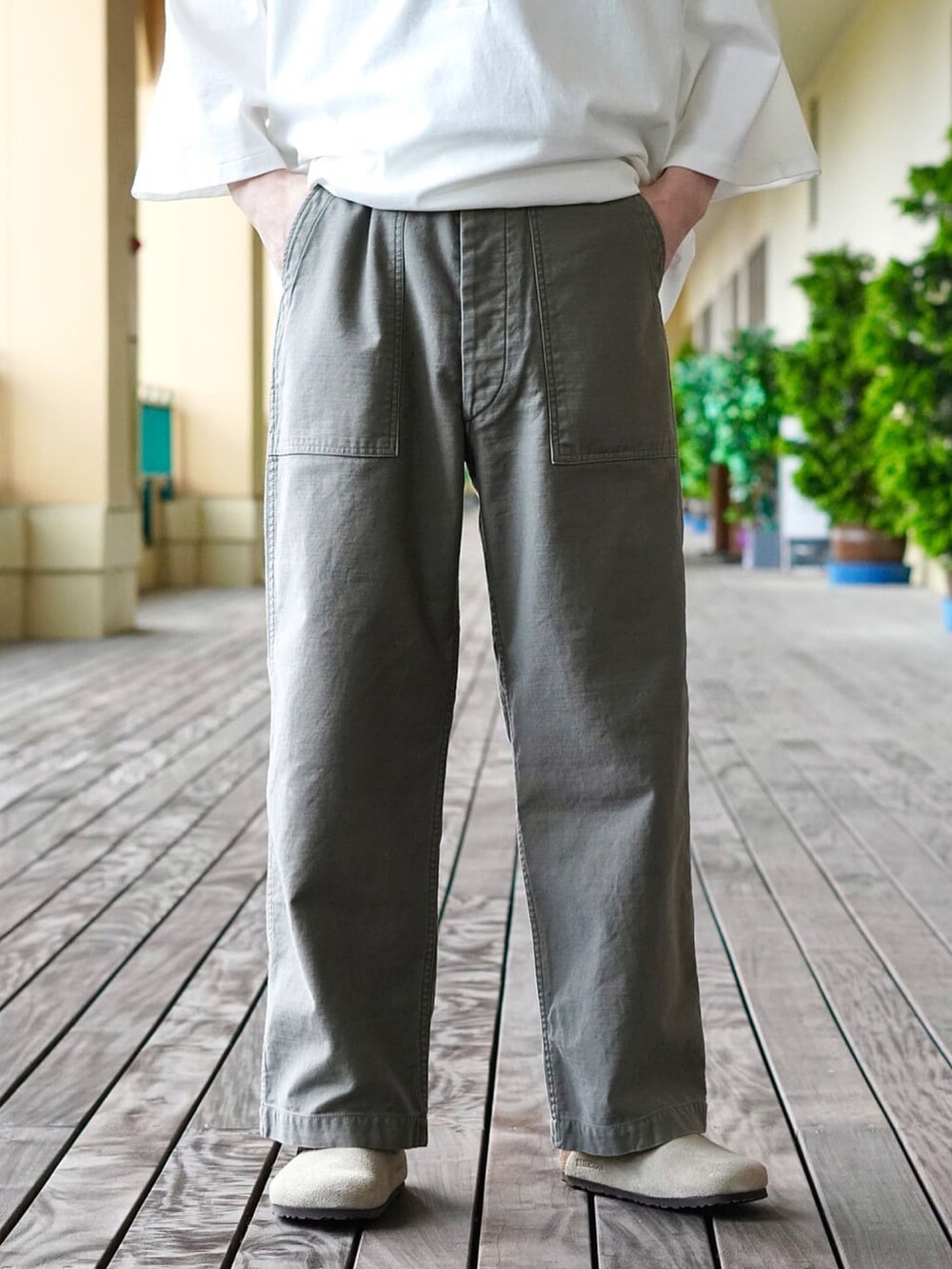 「休日スタイル、birkenstock、ミリタリーパンツ、白Tシャツ、レザーサンダル、PORT BY ARK、JULIUS TART OPTICAL、ABU GARCIA、REMI RELIEF NAVY LABEL、ONLY ARK」｜「REMI RELIEF NAVY LABELのベイカーパンツ（その他パンツ、グリーン系）」を使った、ARKnets STAFFさん（メンズ・168cm）の夏コーディネートの2枚目の写真