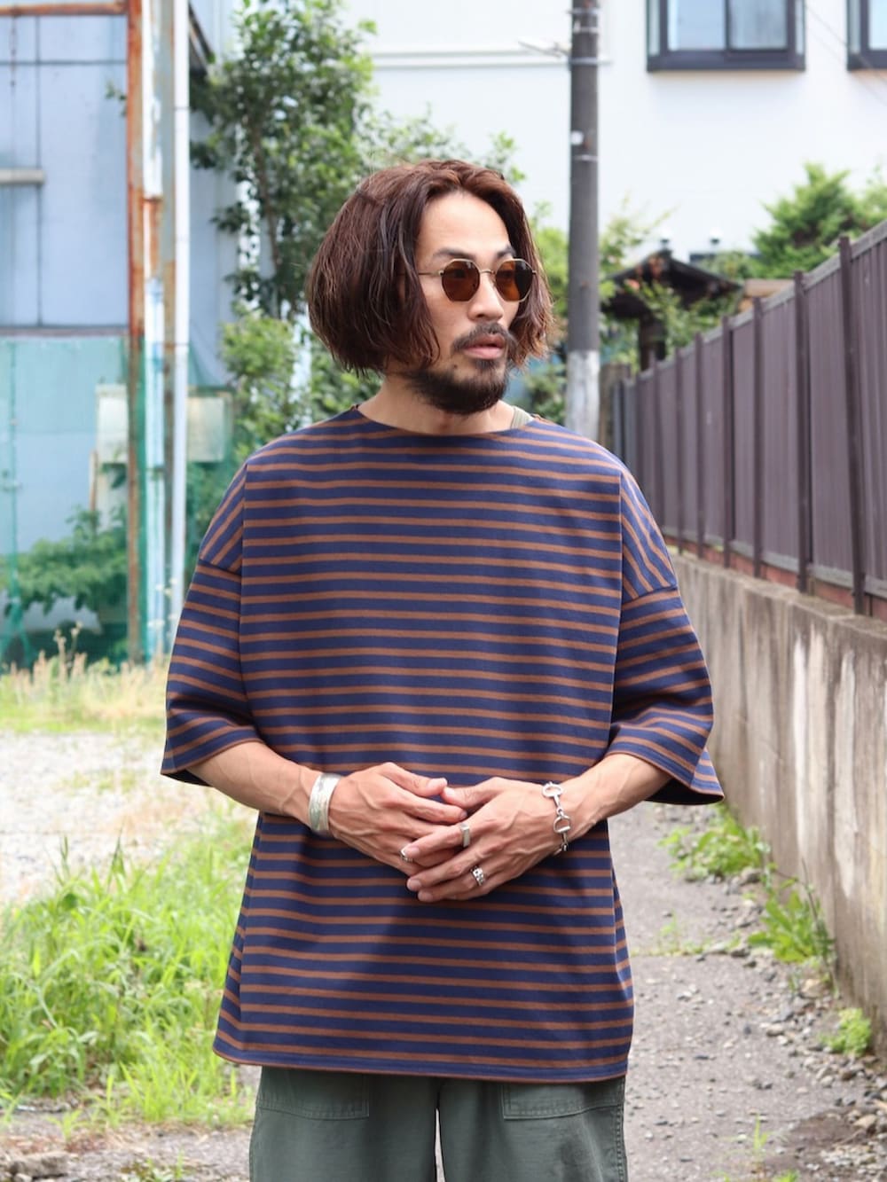 ブルー系のTシャツ/カットソー、グリーン系のその他パンツ、グリーン系のその他パンツを着用したメンズの夏コーディネートの2枚目の写真