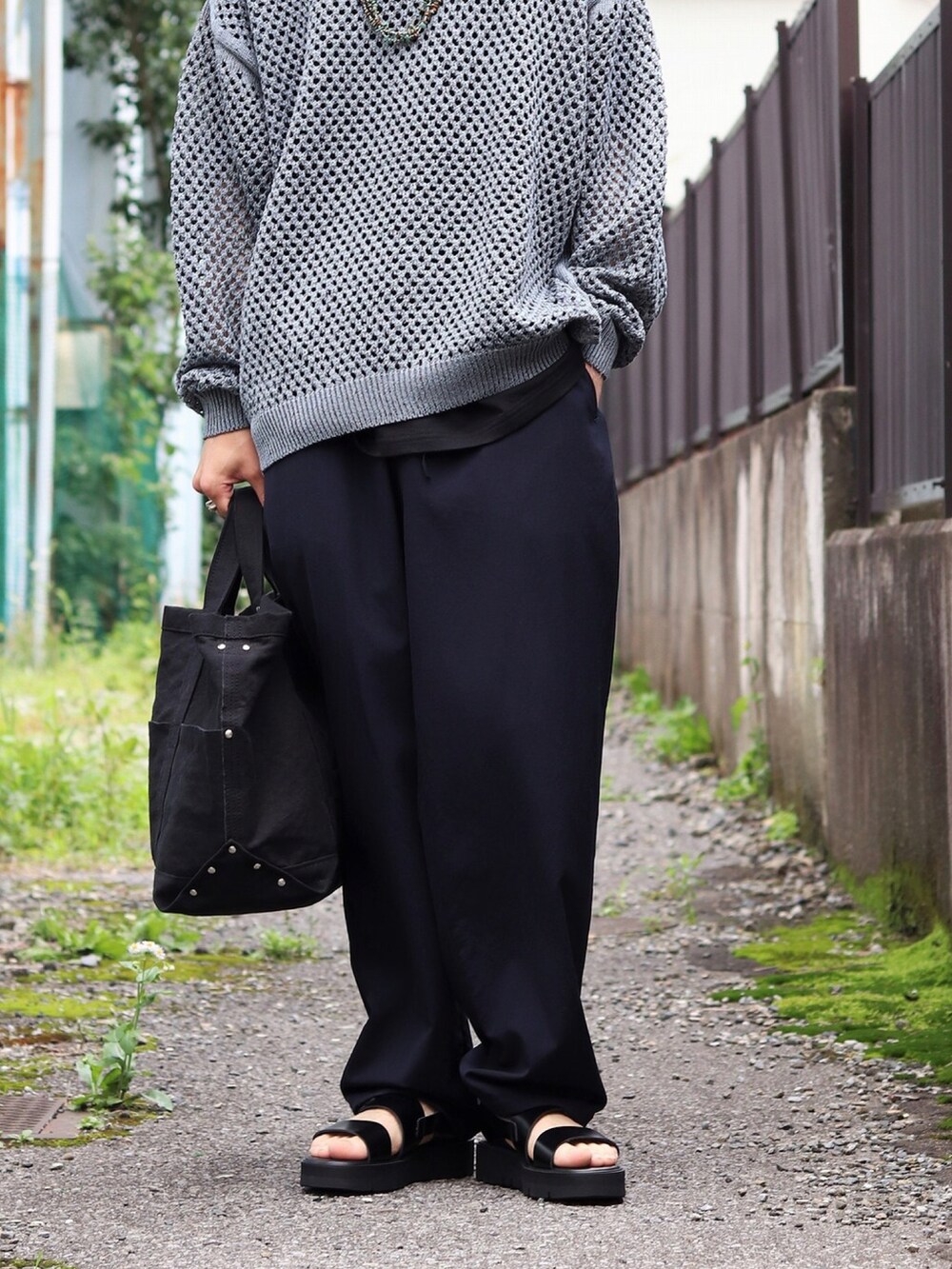 「夏コーデ、シンプルコーデ、リラックススタイル、ボリューム袖、ショルダーバッグ、marka、yoke、YAECA」｜「markaのmarka / マーカ：COCOON FIT EASY PANTS - 2/90 wool tropical -：M22B-04PT01C[COR]（スラックス、グレー系）」を使った、ARKnets STAFFさん（メンズ・173cm）の夏コーディネートの3枚目の写真