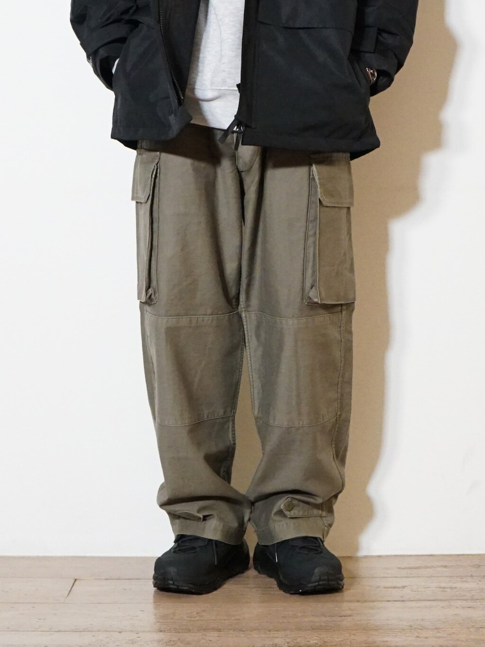「スウェット、REMI RELIEF、カーゴパンツ、WILDTHINGS、KIJIMA TAKAYUKI、バケットハット、ミリタリーパンツ、HOKAONEONE、DAIWAPIER39、REMI RELIEF NAVY LABEL」｜「DAIWA PIER39のアイテム（スウェット、グレー系）」を使った、ARKnets STAFFさん（メンズ・178cm）の秋コーディネートの3枚目の写真