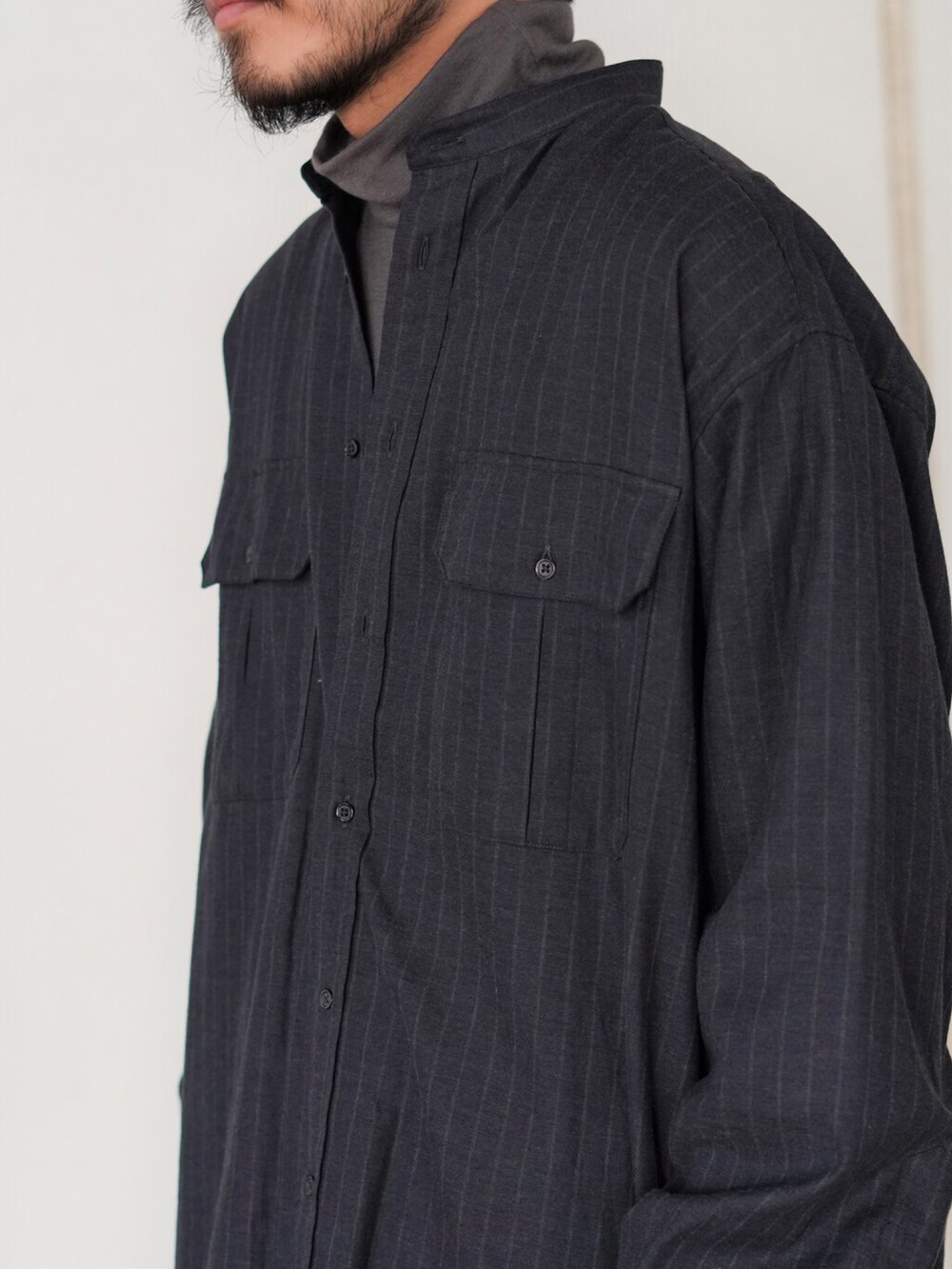 グレー系のシャツ/ブラウスを着用したメンズの冬コーディネートの2枚目の写真