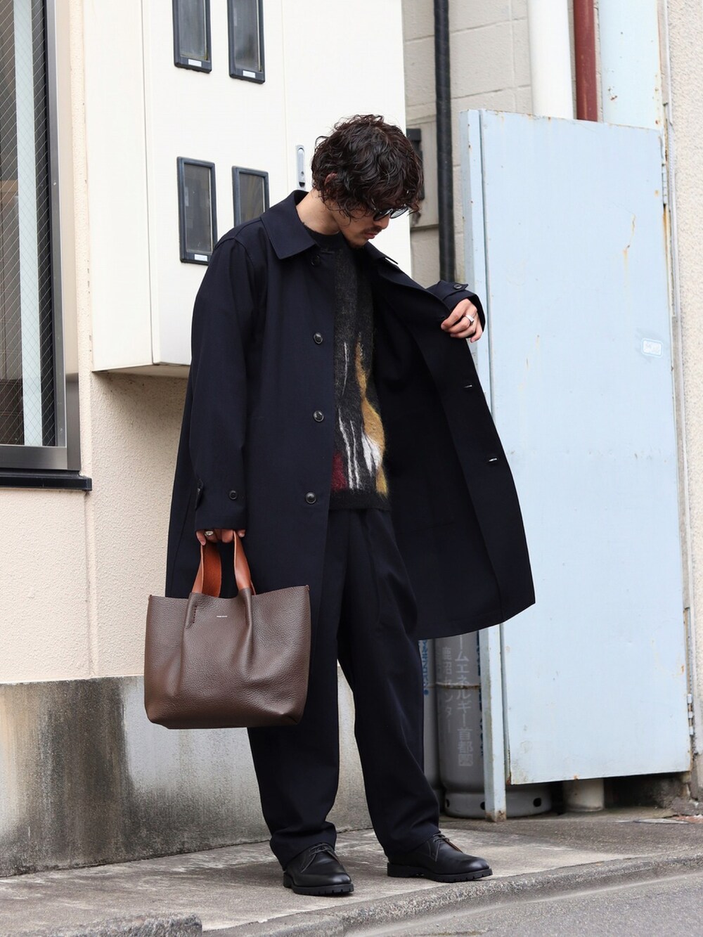 「オトナカジュアル、秋カラー、シンプルコーデ、おしゃれさんと繋がりたい、秋先取りコーデ、秋物準備はじめました、ビッグシルエット、トートバッグ、セットアップ、marka、ステンカラーコート、Hender Scheme」｜「markaのmarka / マーカ：SHIRT COAT - 2/48 wool vintage gabardine -：M22C-08CO01C[COR]（ステンカラーコート、ブルー系）」を使った、ARKnets STAFFさん（メンズ・173cm）の秋コーディネートの2枚目の写真