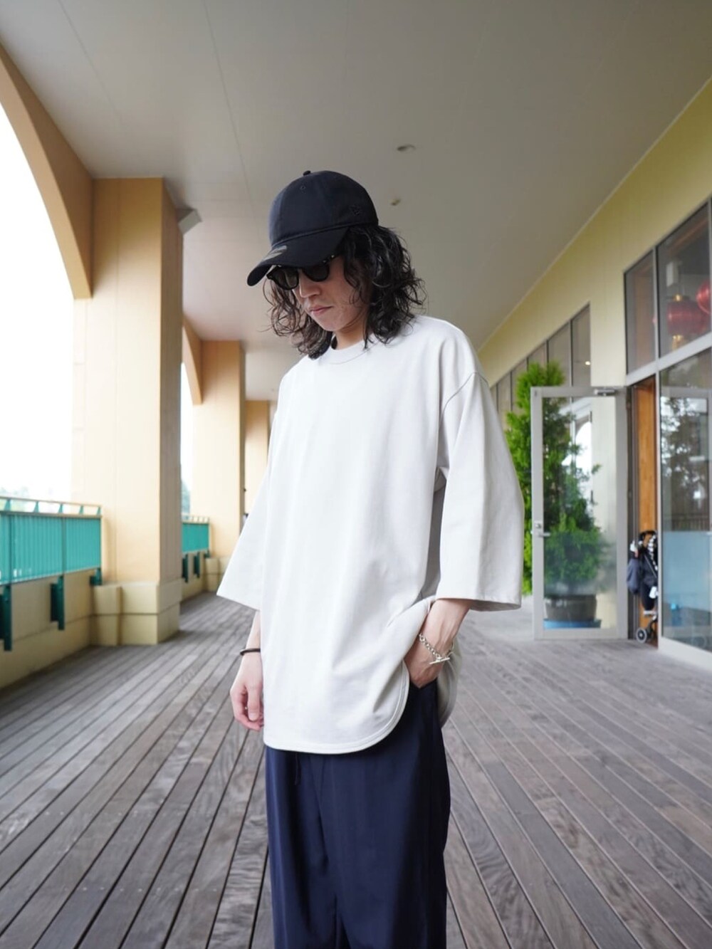 ホワイト系のTシャツ/カットソー、ブルー系のシャツ/ブラウス、グレー系のスラックスを着用したメンズの夏コーディネートの3枚目の写真