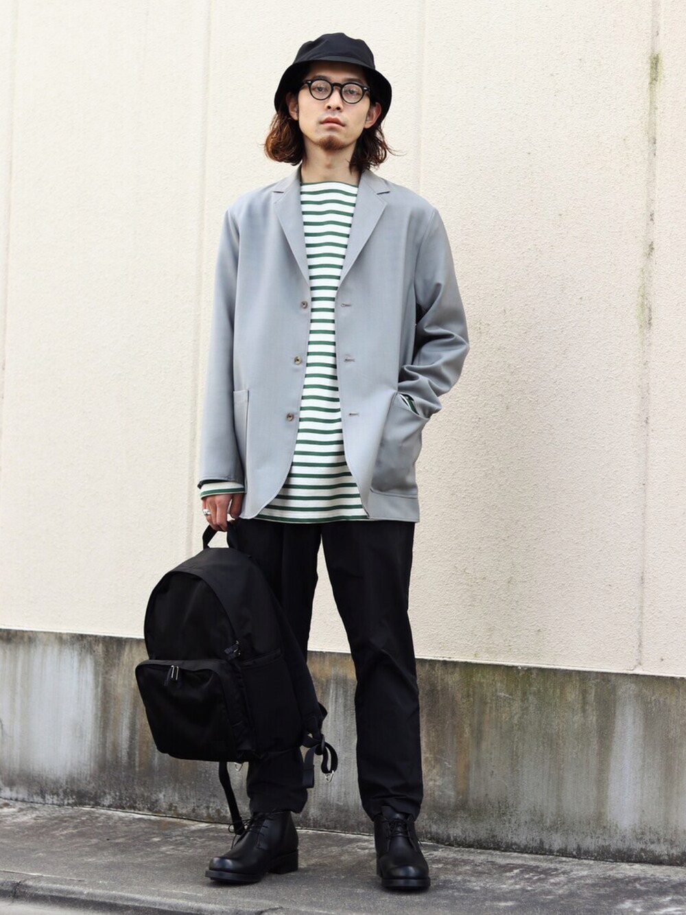 「大人カジュアル、春服、カジュアル、シンプルコーデ、ロングコート、バスクシャツ、テーラードジャケット、スラックス、marka、リュック、orcival」｜「POLYPLOIDのアイテム（ノーカラーコート、グレー系）」を使った、ARKnets STAFFさん（メンズ・173cm）の春コーディネートの2枚目の写真